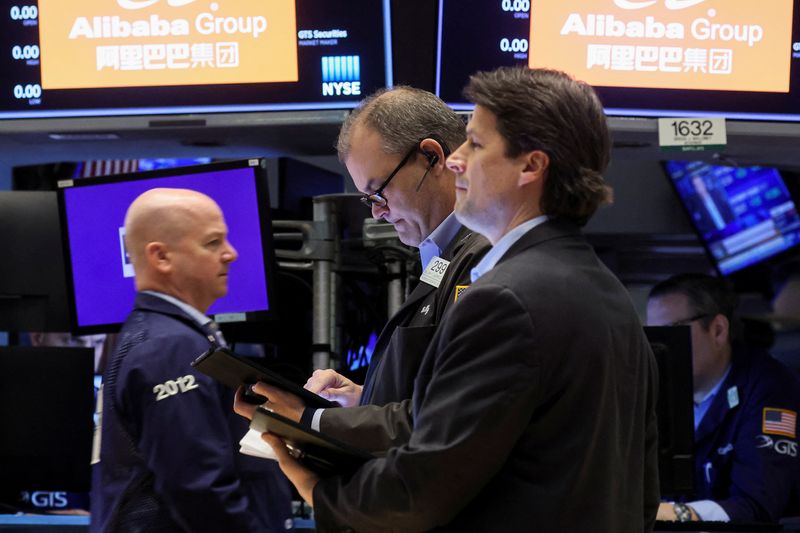 © Reuters. Traders work on the floor of the New York Stock Exchange (NYSE) in New York City, U.S., March 17, 2022.  REUTERS/Brendan McDermid