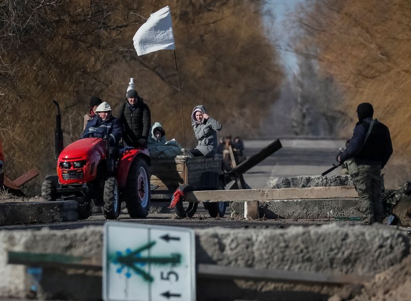 &copy; Reuters. Emmanuel Macron a déclaré jeudi que l'invasion de l'Ukraine par la Russie avec donné un électrochoc à l'Otan et avait permis de clarifier les objectifs de l'Alliance. /Photo prise le 17 mars 2022/REUTERS/Gleb Garanich