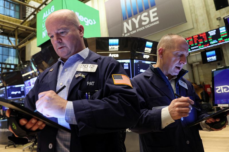 © Reuters. Traders work on the floor of the New York Stock Exchange (NYSE) in New York City, U.S., March 17, 2022.  REUTERS/Brendan McDermid