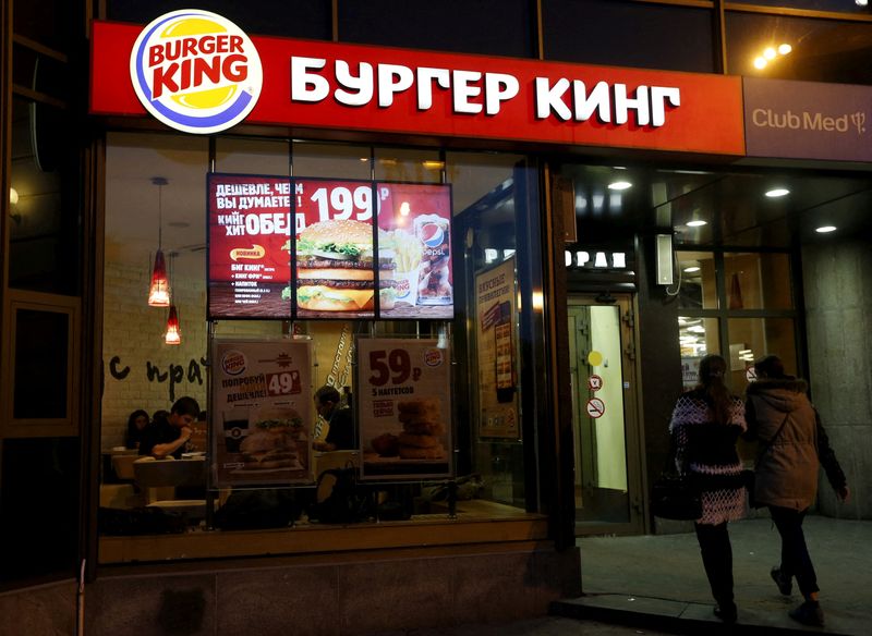 &copy; Reuters. FILE PHOTO: Women walk outside a Burger King restaurant in Moscow, Russia, September 15, 2015. REUTERS/Maxim Zmeyev/File Photo
