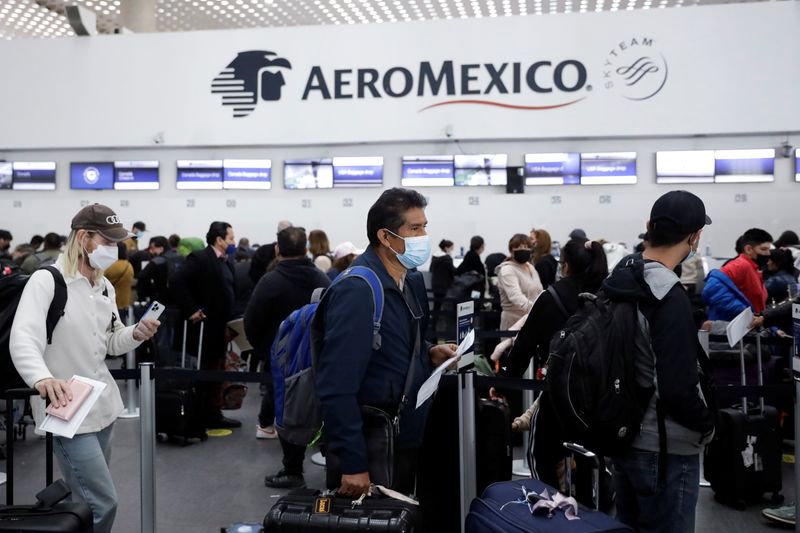 &copy; Reuters. Passengers queue as they wait for flights after pilots of Grupo Aeromexico have tested positive for the coronavirus disease (COVID-19) amid the spread of the Omicron variant, at Benito Juarez International Airport in Mexico City, Mexico January 10, 2022. 