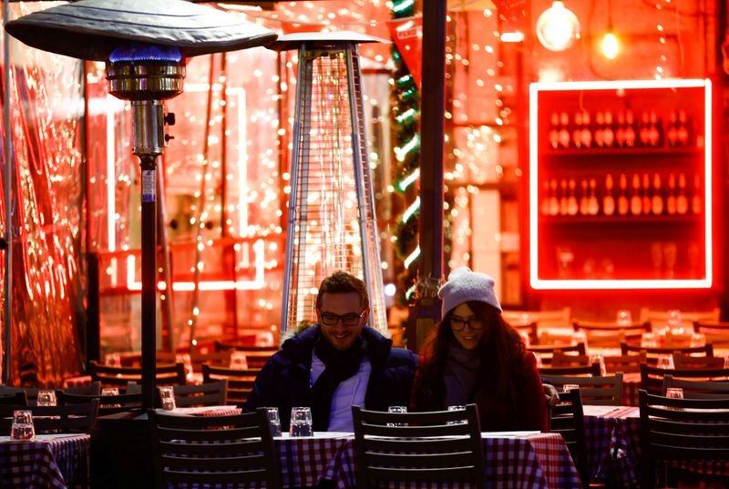 &copy; Reuters. L'Italie a annoncé jeudi une levée progressive des restrictions sanitaires liées au COVID-19, deux ans après avoir subi de plein fouet l'arrivée de la pandémie en Europe. /Photo prise le 11 février 2022/REUTERS/Yara Nardi