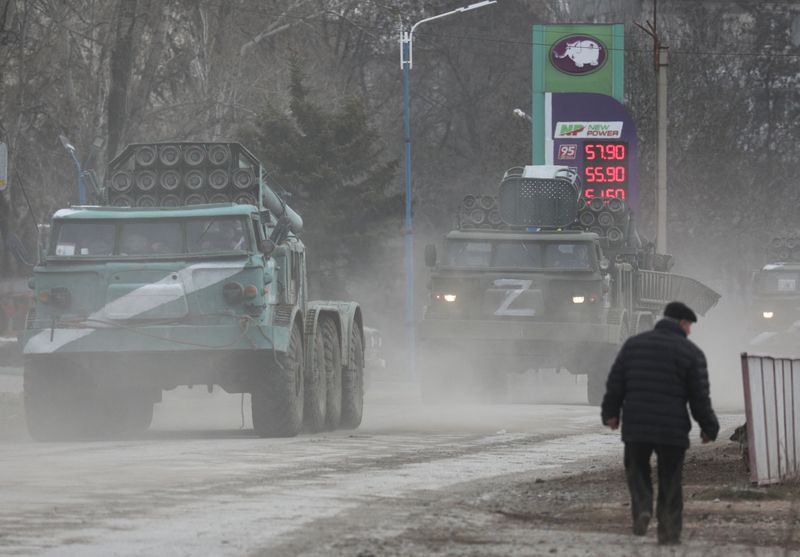 &copy; Reuters. FILE PHOTO: Russian Army military vehicles drive along a street, after Russian President Vladimir Putin authorized a military operation in eastern Ukraine, in the town of Armyansk, Crimea, February 24, 2022. REUTERS/Stringer