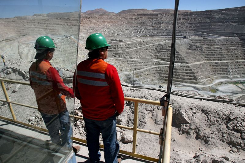 &copy; Reuters. FILE PHOTO: Workers at BHP Billiton's Escondida, the world's biggest copper mine, are seen in front of the open pit, in Antofagasta, northern Chile March 31, 2008.   REUTERS/Ivan Alvarado/File Photo