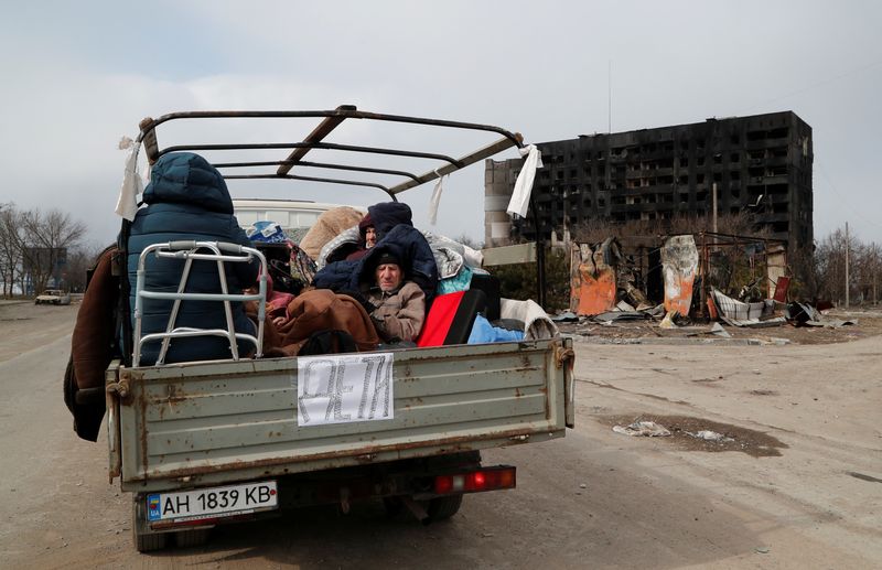 &copy; Reuters. أفراد يفرون من مدينة ماريوبول الأوكرانية يوم الخميس. تصوير: الكسندر ارموتشينكو - رويترز.