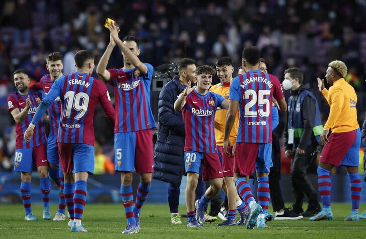&copy; Reuters. Jogadores do Barcelona celebram vitória sobre o Atlético de Madrid, pelo Espanhol. 6/2/2022  REUTERS/Albert Gea