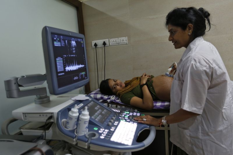 © Reuters. Profissional de saúde opera equipamento de medicina diagnóstica em paciente. 24/8/2013. REUTERS