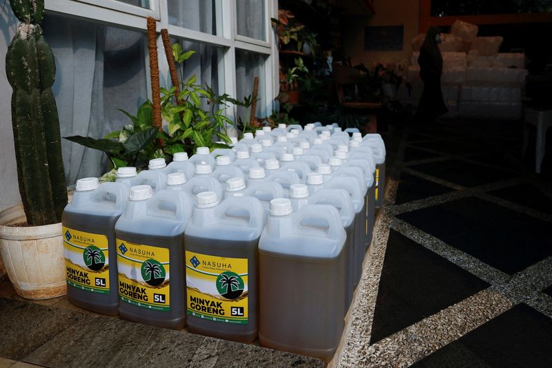 &copy; Reuters. FILE PHOTO: Containers with cooking oil to be distributed to residents are seen at a local filling station after stocks ran out in Jakarta, Indonesia, March 10, 2022. REUTERS/Willy Kurniawan/File Photo