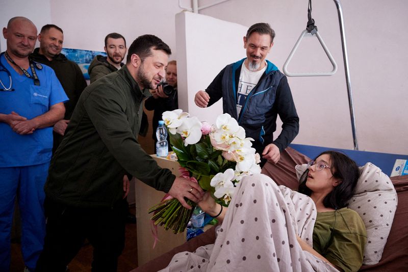 &copy; Reuters. Presidente de Ucrania Zelenski se reúne con personas heridas en un hospital en Kiev, Ucrania, 17 de marzo del  2022. Ukrainian Presidential Press Service/Handout via REUTERS 