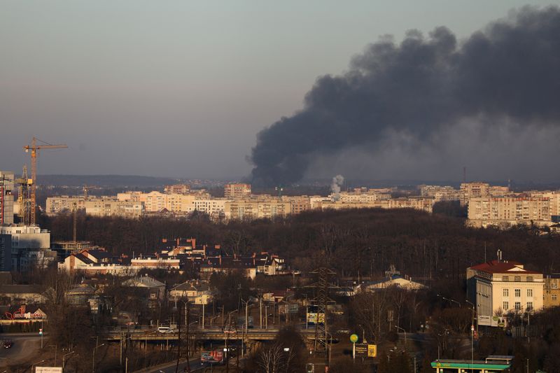 &copy; Reuters. دخان يتصاعد من منطقة تعرضت للقصف قرب مطار لفيف يوم الجمعة. تصوير رومان بالوك- رويترز.