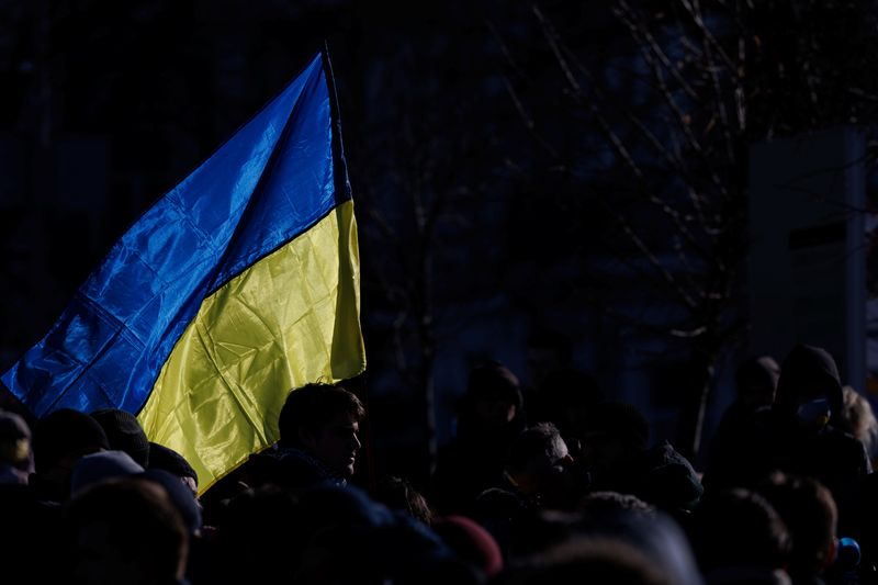 &copy; Reuters. 　３月１８日、ウクライナの首都キエフ北部で、爆発音が聞こえた。写真はウクライナ国旗。キエフで２月１４日撮影（２０２２年　ロイター/Antonio Bronic）