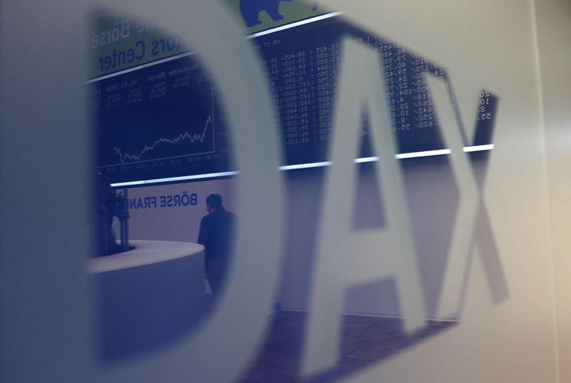 &copy; Reuters. Les principales Bourses européennes sont attendues sans grand changement vendredi. Les contrats à terme sur indices suggèrent une progression de 0,18% pour le Dax à Francfort et de 0,25% pour le FTSE 100 à Londres. Quant au CAC 40 à Paris, il pourra