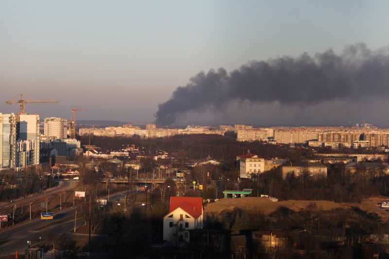 &copy; Reuters. El humo se eleva por encima de los edificios cerca del aeropuerto de Leópolis, mientras continúa la invasión rusa de Ucrania, en Leópolis, Ucrania, el 18 de marzo de 2022. REUTERS/Roman Baluk