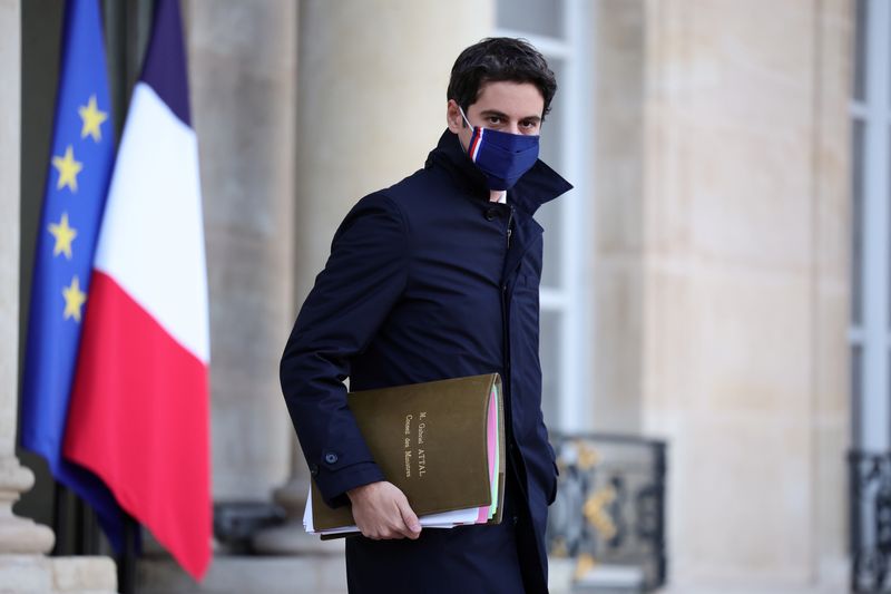 &copy; Reuters. جابرييل أتال المتحدث باسم الحكومة الفرنسية لدى مغادرته قصر الإليزيه عقب اجتماع أسبوعي لمجلس الوزراء في الخامس من يناير كانون الثاني 2022. تصو