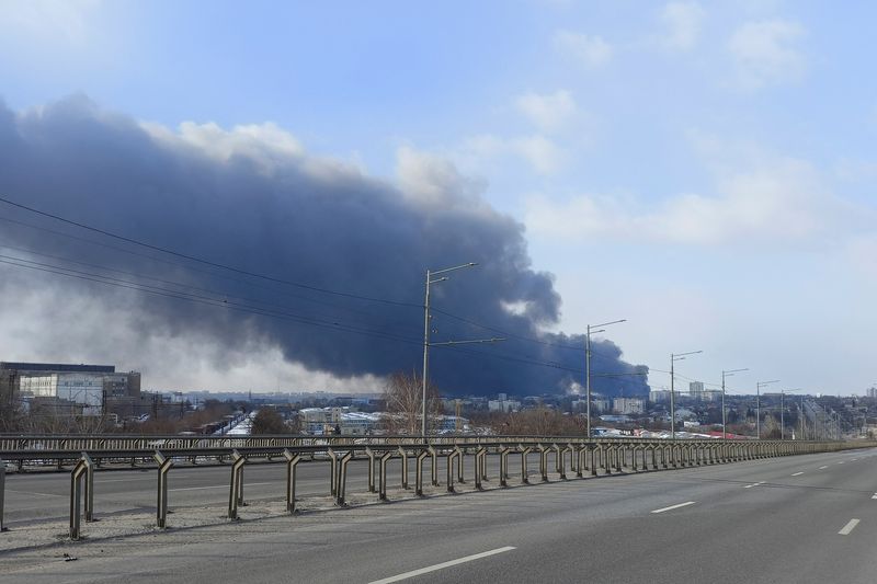 &copy; Reuters. دخان يتصاعد من موقع تعرض للقصف في خاركيف شرق أوكرانيا يوم الخميس. صورة لرويترز.