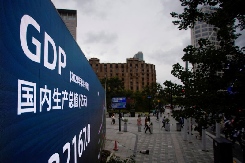 &copy; Reuters. FILE PHOTO: An electronic display showing the China GDP indexes is seen on a street in Shanghai, China October 16, 2021. Picture taken October 16, 2021. REUTERS/Aly Song/File Photo