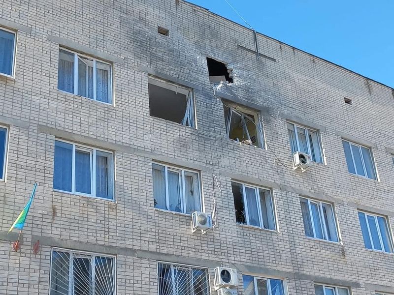 &copy; Reuters. مبنى مستشفى في منطقة لوجانسك بِأوكرانيا وقد لحقت به أضرار من القصف الروسي يوم الجمعة. صورة لرويترز من الإدارة المحلية للوجانسك. (يحظر إعادة 