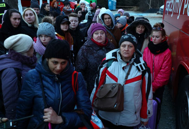 &copy; Reuters. لاجئون من أوكرانيا ينتظرون لركوب حافلة تقلهم إلى وارسو بعد أن عبروا الحدود إلى بولندا يوم الخميس هربا من الهجوم الروسي على بلادهم. تصوير فاب