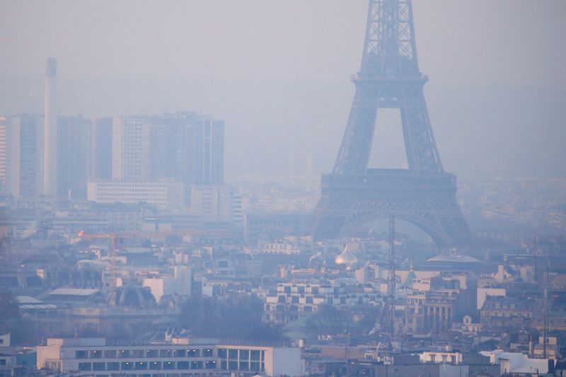 &copy; Reuters. FILE PHOTO: The Eiffel Tower is surrounded by a small-particle haze which hangs above the skyline in Paris, France, December 9, 2016 as the City of Light experienced the worst air pollution in a decade. REUTERS/Gonzalo Fuentes