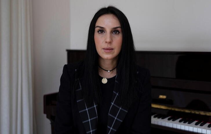 &copy; Reuters. Foto del miércoles de la cantante ucraniana Jamala posando para una fotografía en una entrevista con Reuters en Estambul 
Mar 16, 2022. REUTERS/Umit Bektas