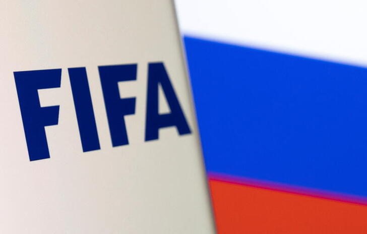 &copy; Reuters. Foto de archivo ilustrativa  del logo de la FIFA junto a una bandera rusa 
Feb 28, 2022. REUTERS/Dado Ruvic/ 
