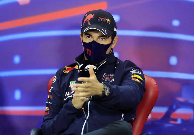 &copy; Reuters. Fórmula Uno F1 - Gran Premio de Bahrein - Circuito Internacional de Bahrein, Sakhir- 18 de marzo de 2022, Sergio Pérez de Red Bull durante la conferencia de prensa  REUTERS/Thaier Al-Sudani