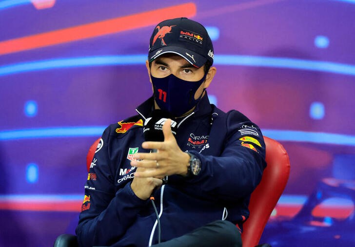 &copy; Reuters. Mar 18, 2022 
Foto del viernes del piloto de Red Bull Sergio Perez en una rueda de prensa antes del GP de Bahréin de la F1  
REUTERS/Thaier Al-Sudani