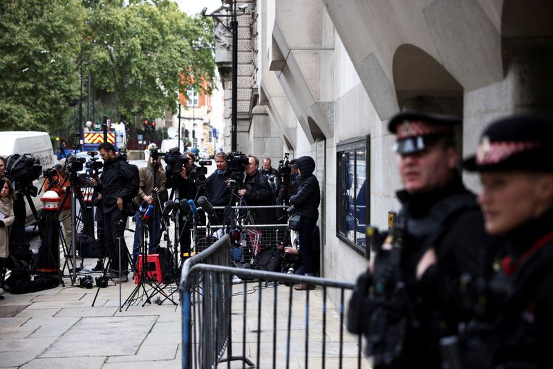 &copy; Reuters. FOTO DE ARCHIVO: Grupo de periodistas reunido frente al tribunal penal británico conocido popularmente como 'Old Bailey', ante el que compareció el agente de policía Wayne Couzens por el asesinato de Sarah Everard en Londres, Reino Unido, el 30 de sept