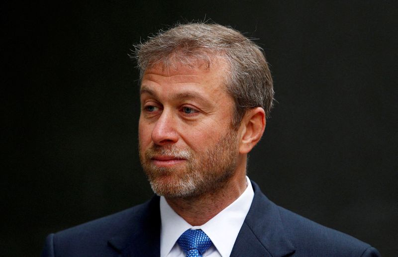 &copy; Reuters. FILE PHOTO: Russian billionaire and owner of Chelsea football club Roman Abramovich arrives at a division of the High Court in central London October 31, 2011. REUTERS/Andrew Winning/