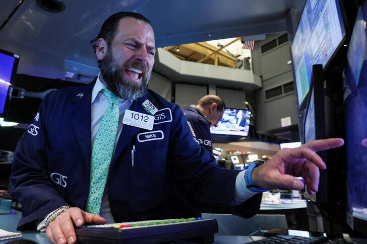 &copy; Reuters. Un operador gesticual mientras trabaja en la Bolsa de Nueva York, EEUU.