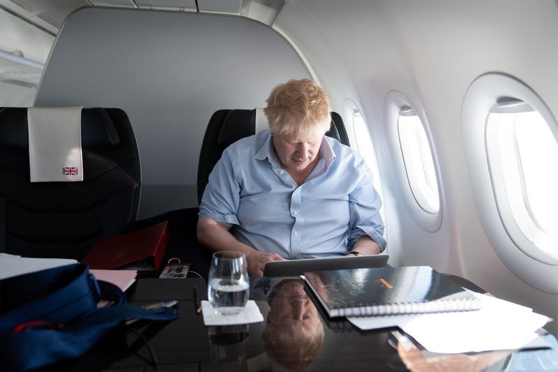 &copy; Reuters. رئيس الوزراء البريطاني بوريس جونسون لدى عودته يوم الخميس من زيارة للسعودية والإمارات. صورة لرويترز من ممثل لوكالات الأنباء.