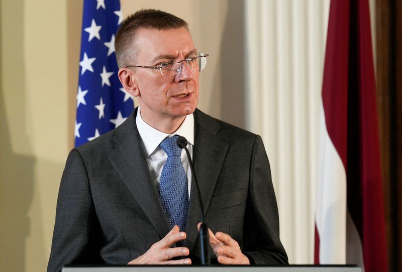 &copy; Reuters. FOTO DE ARCHIVO: El ministro de Asuntos Exteriores letón, Edgars Rinkevics, durante una conferencia de prensa celebrada en Riga, Letonia, el 7 de marzo de 2022. REUTERS/Ints Kalnins