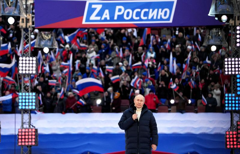 &copy; Reuters. Le président russe Vladimir Poutine a rendu hommage vendredi aux soldats russes qui combattent en Ukraine dans le stade Loujniki de Moscou plein comme un oeuf à l'occasion des célébrations du huitième anniversaire de l'annexion de la Crimée par la R