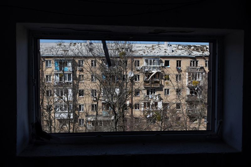 &copy; Reuters. Vista general de un distrito residencial dañado por los bombardeos, mientras continúa la invasión rusa de Ucrania, en Kiev, Ucrania. 18 de marzo de 2022. REUTERS/Marko Djurica 