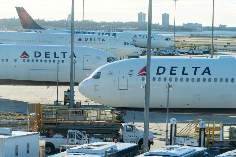 &copy; Reuters. FILE PHOTO: Delta airplanes are seen at John F. Kennedy International Airport during the spread of the Omicron coronavirus variant in Queens, New York City, U.S., December 26, 2021. REUTERS/Jeenah Moon