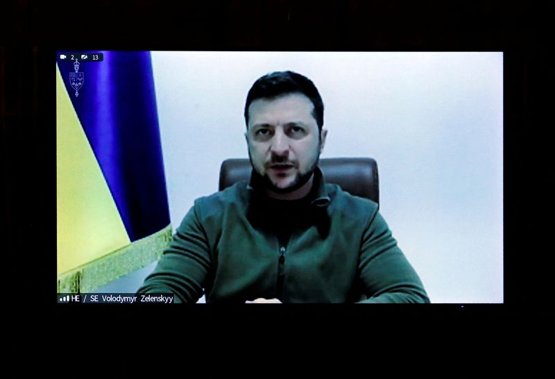 &copy; Reuters. Il presidente ucraino Volodymyr Zelensky in collegamento video al parlamento canadese a Ottawa. REUTERS/Patrick Doyle