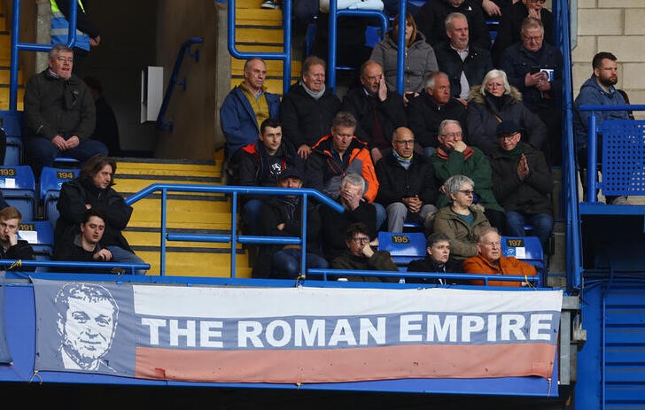 &copy; Reuters. Mar 13, 2022 
Foto de archivo de un cartel sobre Roman Abramovich en Stamford Bridge en un partido por la Premier League entre Chelsea y Newcastle United 
REUTERS/David Klein 
