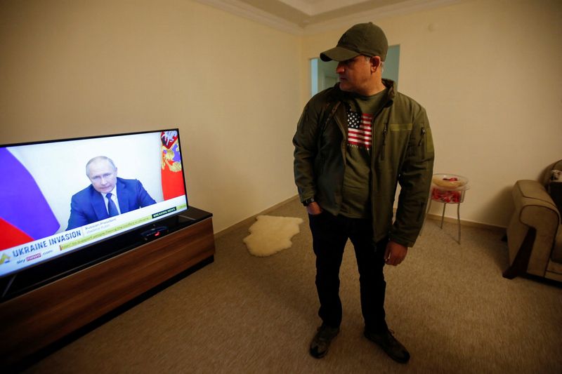 &copy; Reuters. عماد بالاك الأمريكي من أصل عراقي يشاهد التلفزيون في إربيل بالعراق يوم الرابع من مارس اذار 2022. تصوير: ازاد لاشكاري - رويترز. 