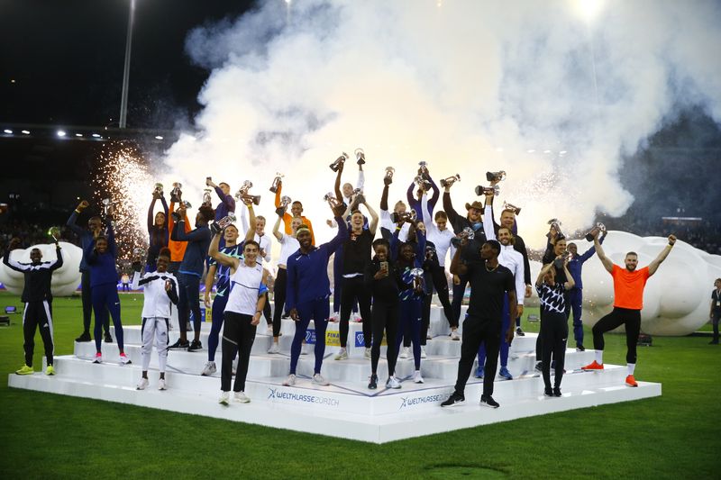 &copy; Reuters. Atletas comemoram com seus troféus após competição da Diamond League
09/09/2021
REUTERS/Arnd Wiegmann