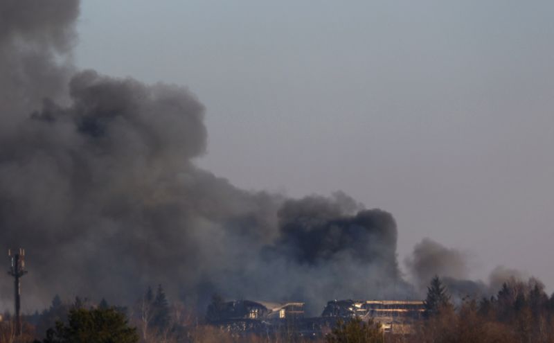 &copy; Reuters. الدخان يتصاعد جراء قصف مبنى بالقرب من مطار لفيف بأوكرانيا يوم الجمعة. تصوير: كاي فافنباخ - رويترز. 