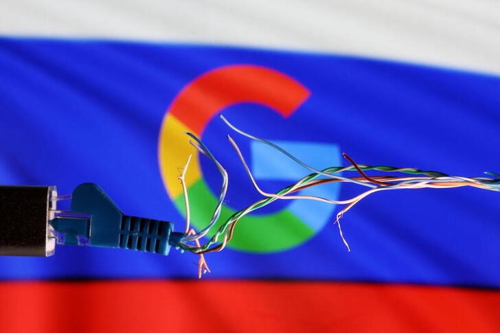 © Reuters. Cabo ethernet quebrado em frente à bandeira russa com o logotipo do Google 
REUTERS/Dado Ruvic