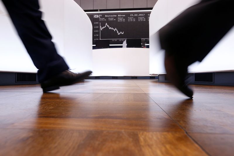 &copy; Reuters. Les Bourses européennes ont terminé dans le vert vendredi au terme d'une séance volatile. À Paris, le CAC 40 a fini sur un gain de 0,12%. Le Footsie britannique a pris 0,28% et le Dax allemand 0,17%. /Photo d'archives/REUTERS/Ralph Orlowski