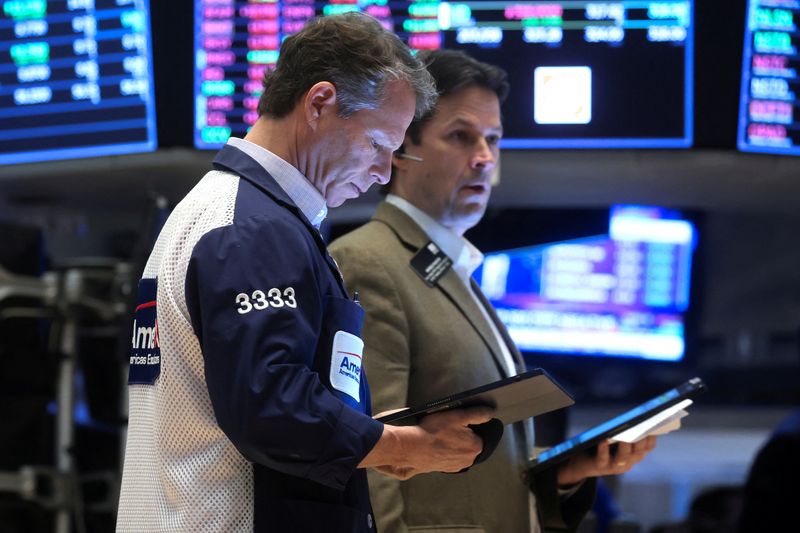 © Reuters. Traders work on the floor of the New York Stock Exchange (NYSE) in New York City, U.S., March 14, 2022.  REUTERS/Brendan McDermid