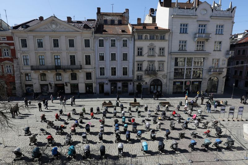 &copy; Reuters. Carrinhos de bebê vazios em Lviv, na Ucrânia, simbolizam crianças mortas após invasão do país pela Rússia
18/03/2022 REUTERS/Roman Baluk