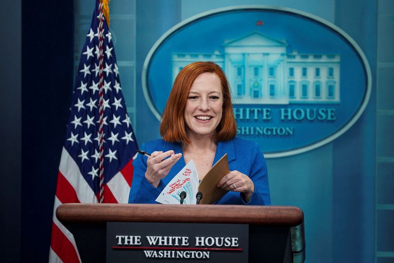 &copy; Reuters. المتحدثة باسم البيت الأبيض جين ساكي خلال مؤتمر صحفي في واشنطن يوم الجمعة. تصوير: آل دراجو - رويترز. 