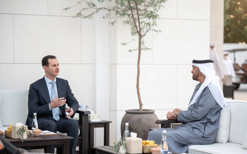 &copy; Reuters. シリアのアサド大統領は１８日、アラブ首長国連邦（ＵＡＥ）を訪問した。アサド氏がアラブ諸国を訪れたのは、２０１１年のシリア内戦が始まってから初めて。写真は会談するアサド氏（