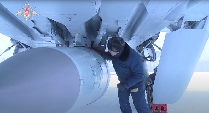&copy; Reuters. ロシア国防省は１９日、ウクライナ西部イワノフランコフスクにある地下弾薬庫を極超音速ミサイルで破壊したと発表した。ロシアのインタファクス通信が伝えた。写真はロシア空軍のミグ