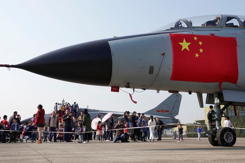 &copy; Reuters. Foto de archivo de visitantes observando aviones de combate expuestos en una jornada de puertas abiertas un día antes del 70º aniversario de la fundación de la Fuerza Aérea del Ejército Popular de Liberación (EPL), en una base militar en Hangzhou, p
