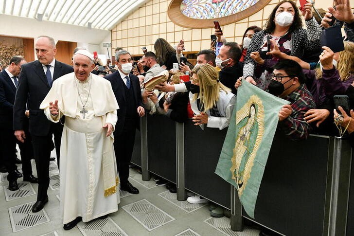 &copy; Reuters. Foto del miércoles del Papa Francisco saludando antes de una audiencia general en el Vaticano
Mar 16, 2022. Vatican Media/Handout via REUTERS 
ATENCIÓN EDITORES, ESTA IMAGEN FUE SUMINISTRADA POR UNA TERCER PARTE