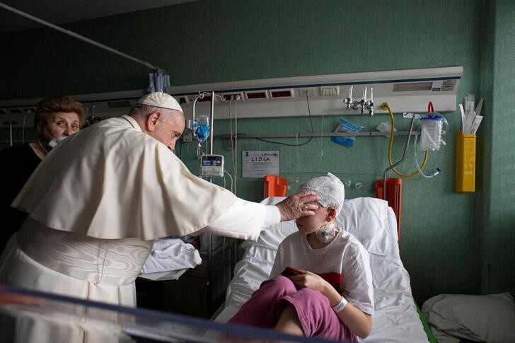 &copy; Reuters. Foto del sábado del Papa Francisco visitando el Hospital Pediátrico Bambino Gesu de Roma donde se están tratando niños que huyeron de la guerra en Ucrania. 
 Mar 19, 2022. 
 Vatican Media/Handout via REUTERS 
ATENCIÓN EDITORES, ESTA IMAGEN FUE SUMINI